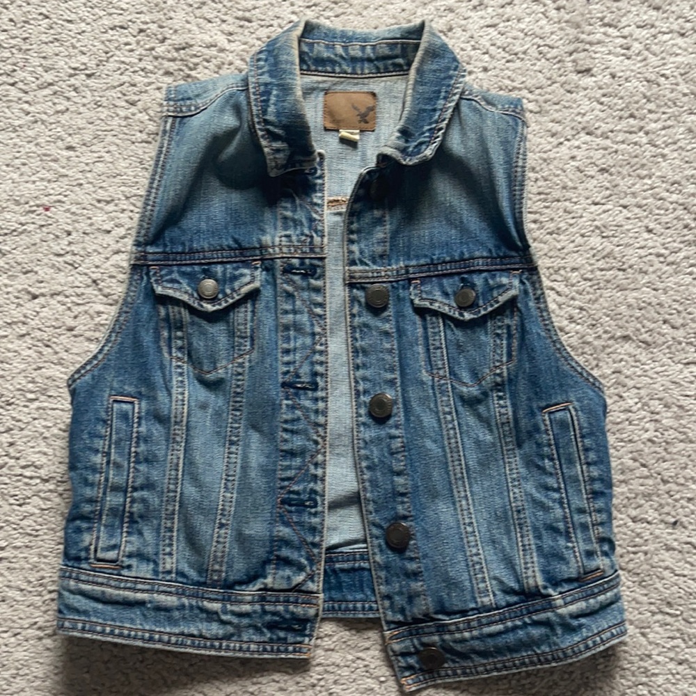 AE demin vest- size small